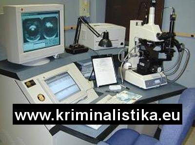 Komparační mikroskop s příslušným software k vyhodnocení výsledků zkoumání