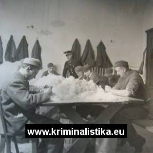 Muži ve vězení derou peří