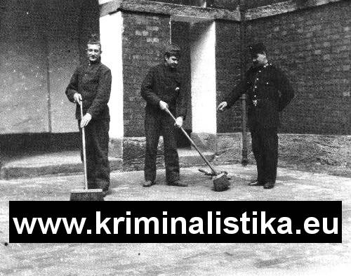 Vězni museli pracovat i při úklidu