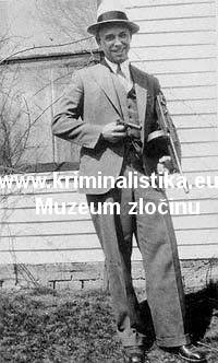 Dillinger se svými oblíbenými zbraněmi