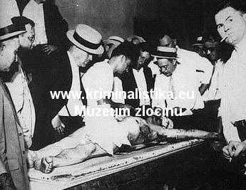 Mrtvý Diilinger obklopený agenty FBI