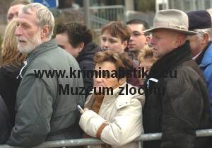Tlačenice zvědavců před soudní budovou