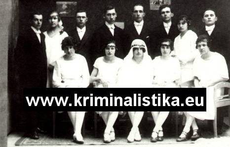 Společná fotografie družiček a mládenců