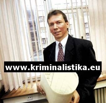 Vyšetřovatel případu s plánem úkonů