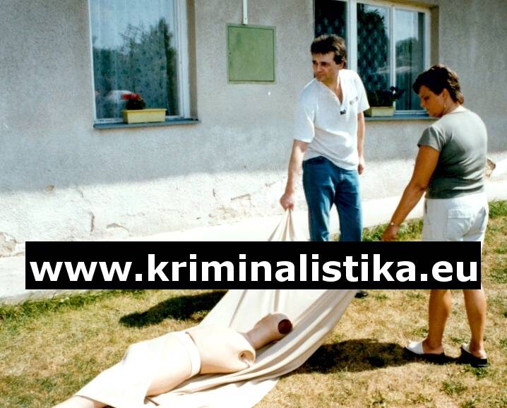 Přeprava mrtvé do hrobu na zahradě