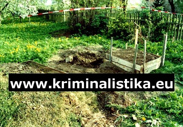 Hrob Růženy Skohoutilové na zahradě svého domu