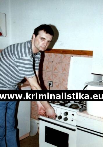 Jaroslav Stodola při rekonstrukci předvádí puštění plynu