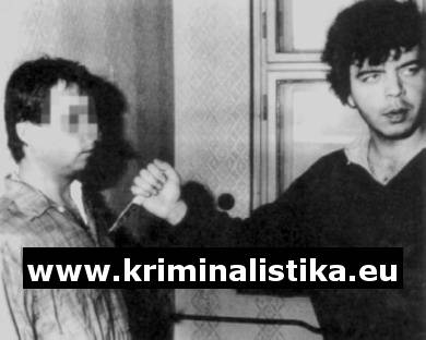 Vocásek při rekonstrukci předvádí, jak útočil na oběť