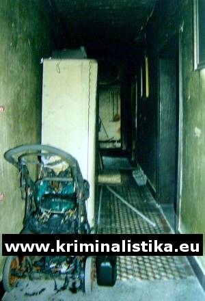 Požárem poškozená chodba domu