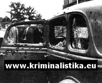 Rozstřílený Ford V-8 gangsterské dvojice