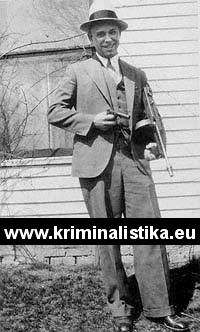Dillinger se svými oblíbenými zbraněmi