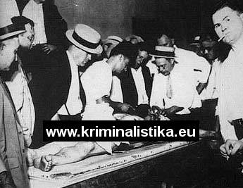 Mrtvý Diilinger obklopený agenty FBI