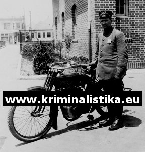 Policista s motocyklem